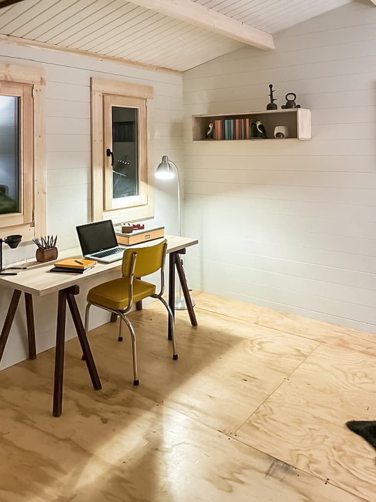 Crete cabin as an office